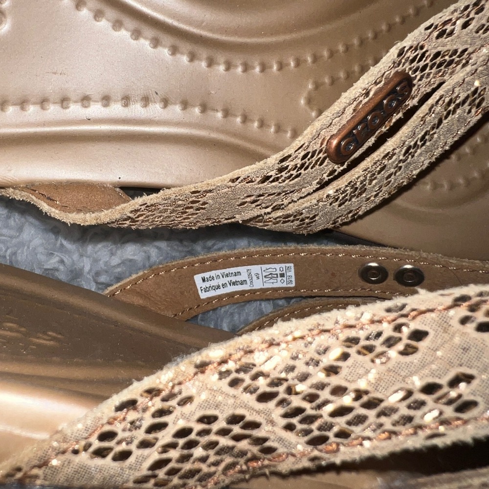 Crocs Sanrah Liquid Metallic Wedge Sandals Womens Size 9 Gold Snake Print 205478 - Picture 11 of 13